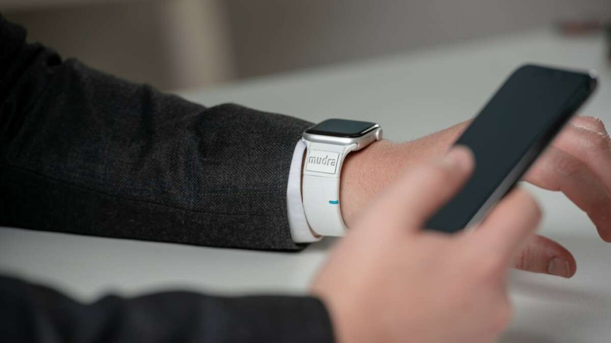 Apple Watch 6: Nowa opaska Mudra Band steruje smartwatchem Twoimi myślami